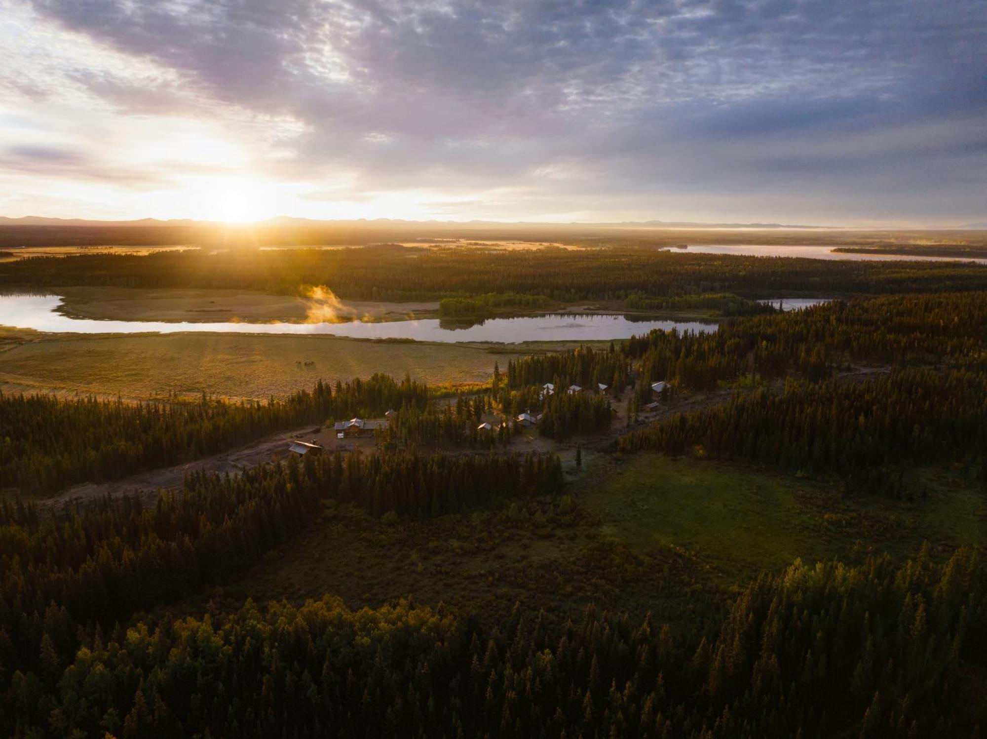 Red Cariboo Resort Anahim Lake エクステリア 写真