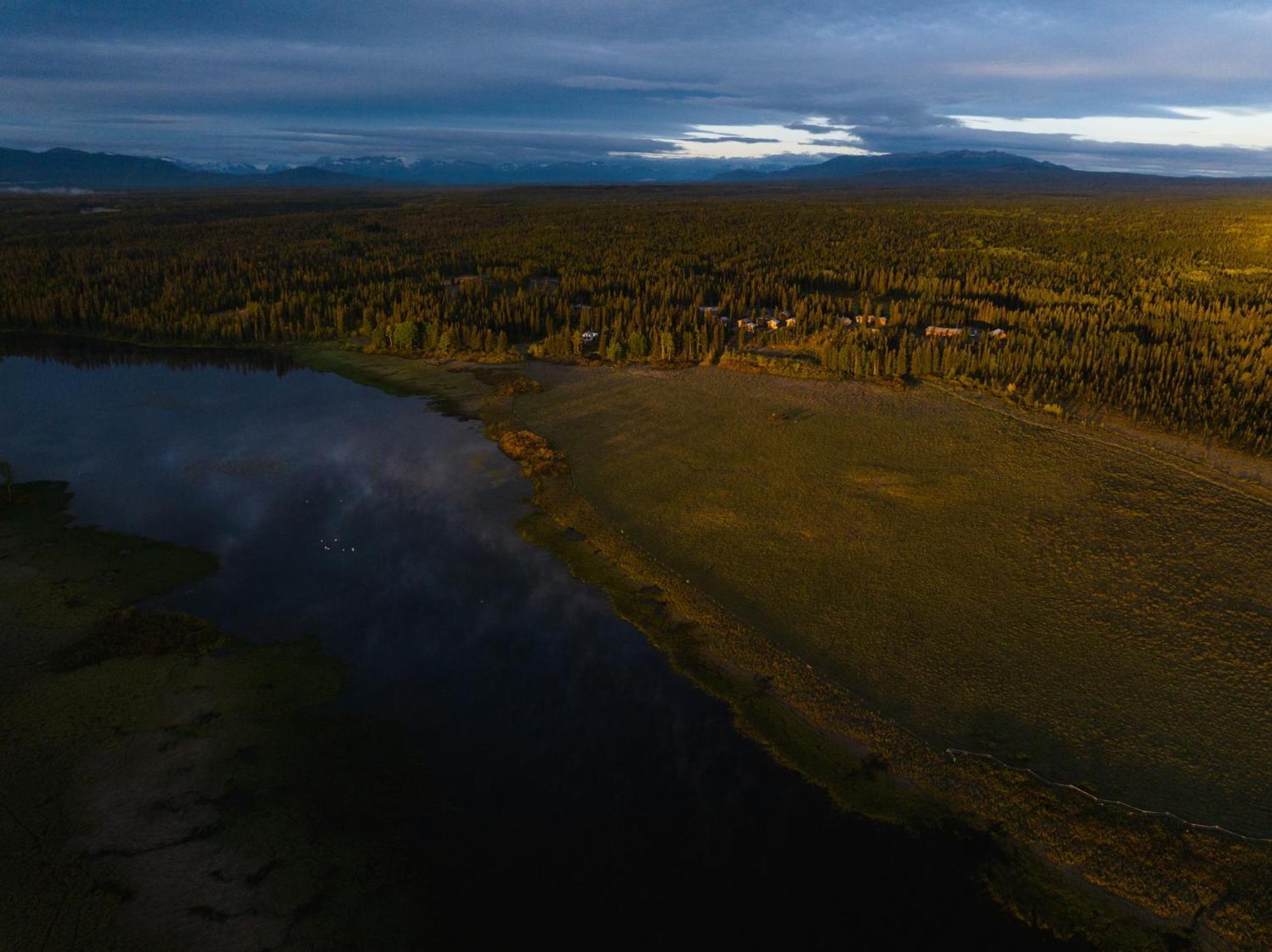 Red Cariboo Resort Anahim Lake エクステリア 写真