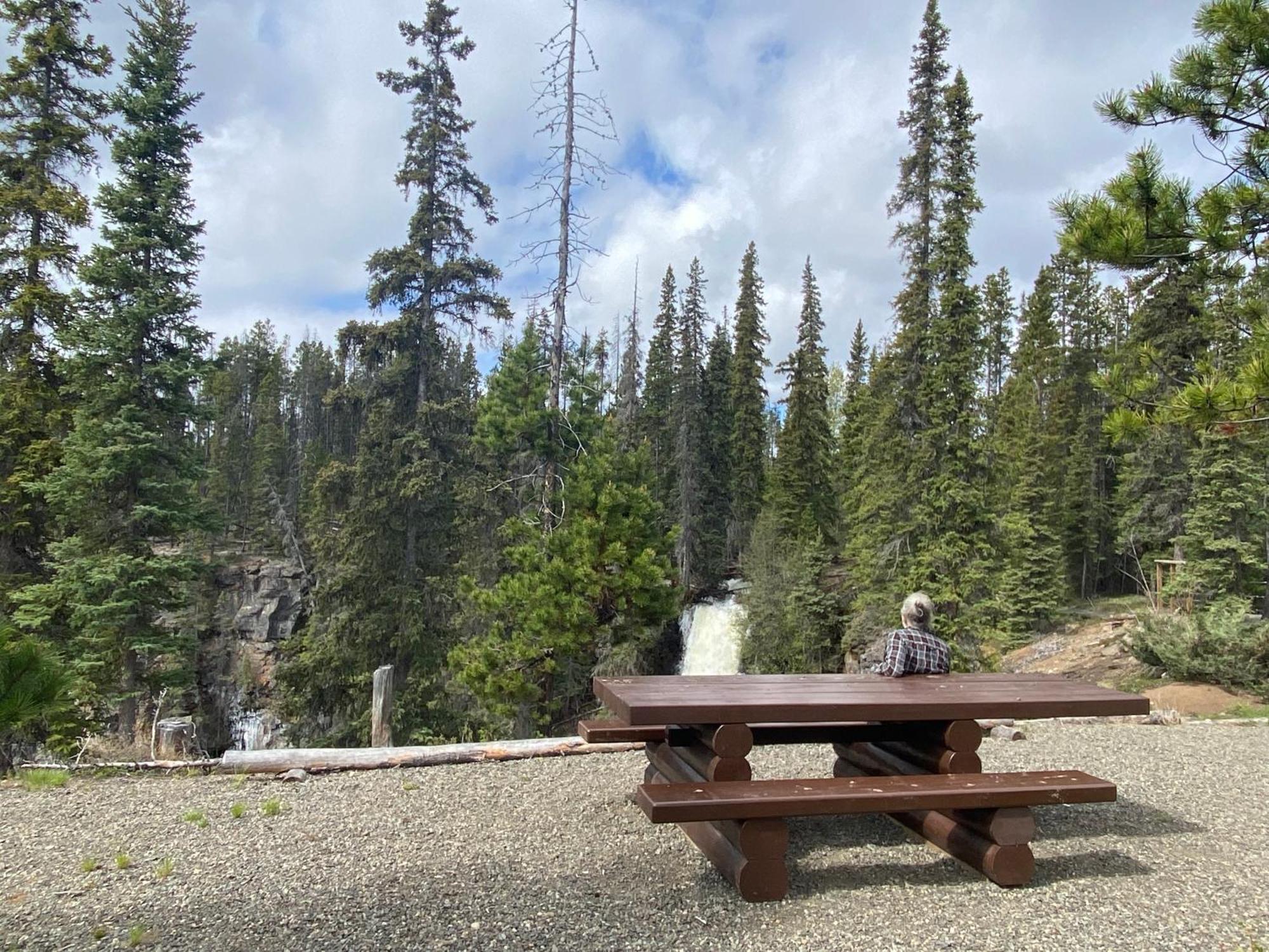 Red Cariboo Resort Anahim Lake エクステリア 写真